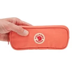 FJÄLLRÄVEN Fjällräven KÅNKEN PEN CASE KORALL 9 FJÄLLRÄVEN Fjällräven KÅNKEN PEN CASE KORALL -Camping Im Freien 5638006570 d kanken pen case fjaellraeven 24